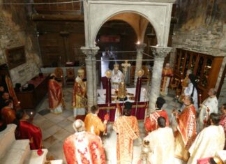 Πάσχα στην Πάρο: Η Παναγία Εκατονταπυλιανή γέμισε αγάπη και φως