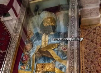 Ιστορική στιγμή: Το άφθαρτο δεξί χέρι του Αγίου Ιωάννου του Ρώσου ενώνεται με το υπόλοιπο σώμα