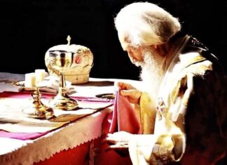 Η Αγία Τράπεζα χωρίστηκε στη μέση από την Ουράνια αστραπή