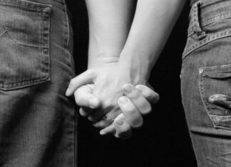 Επιτρέπεται να συζούν πριν το γάμο;