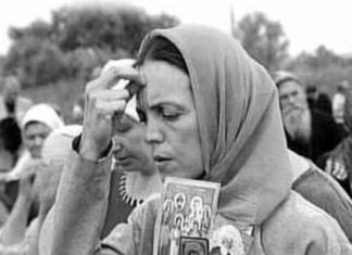 Γιατί κάνουμε τον Σταυρό μας έξω από μια εκκλησία;