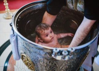 Γιατί είμαστε γυμνοί την ώρα της βάπτισης;