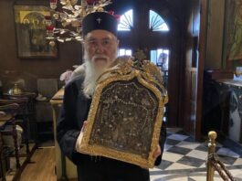 Ο Κορίνθου Διονύσιος με προσκυνητές στη Μεγαλόχαρη της Τήνου