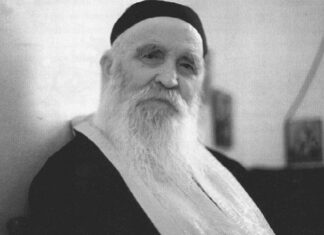 Λειτούργησε με ξεσχισμένο ράσο, χωρίς άμφια, χωρίς αναλόγια, χωρίς θυμίαμα