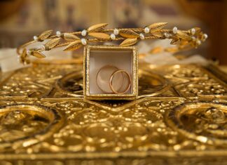 Τι είναι η λύσις των στεφάνων την όγδοη μέρα από το γάμο;