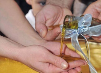 Γιατί στην βάπτιση αλείφουμε με λάδι το μωρό και διαβάζουμε εξορκισμούς;