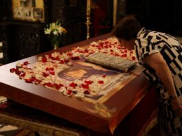 Κατάνυξη και Δέος στην Ι.Μ. Τρικόρφου: Εγκώμια και Λιτανεία του Επιταφίου της Παναγίας