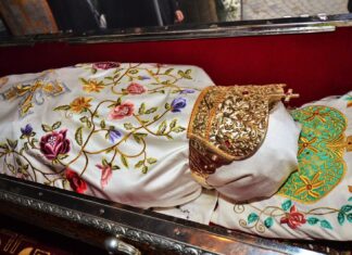 Δείτε το Ιερό Λείψανο της Οσίας Παρασκευής της «Επιβατηνής»