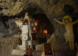 Ιερές Λειτουργίες σε απομακρυσμένα Μοναστήρια γεμάτα κατάνυξη και δέος (ΦΩΤΟ)