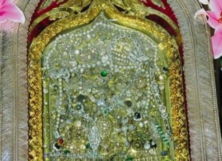 Δείτε την εικόνα της Παναγίας της Τήνου πίσω από τα τάματα (ΦΩΤΟ)