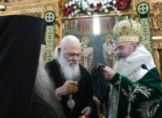 Ο Μητροπολίτης Περιστερίου παρασημοφόρησε τον Αρχιεπίσκοπο για την πολυετή προσφορά του