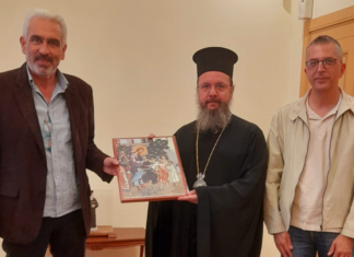 Δώρα αγάπης από τον Αιτωλίας Δαμασκηνό στο Γενικό Λύκειο Νεοχωρίου – Δωρεά εικόνων