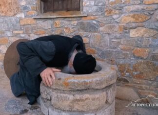 ΣΥΓΚΛΟΝΙΣΤΙΚΟ!!! Ο Γέροντας Ιωσήφ ο Αγιορείτης ψάλλει στην Στέρνα του ησυχαστηρίου του! (ΒΙΝΤΕΟ)