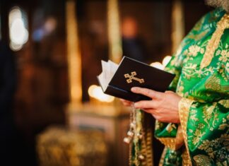 Τι λέμε στον ιερέα όταν τον χαιρετάμε;