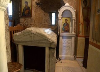 Το Θαυματουργό υγρό στον τάφο του Αγίου Λουκά και η Λάρνακα που Θαυματουργεί έως σήμερα