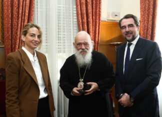 Οι Νικόλαος Ντε Γκρες και Χρυσή Βαρδινογιάννη έλαβαν την ευλογία του Αρχιεπισκόπου