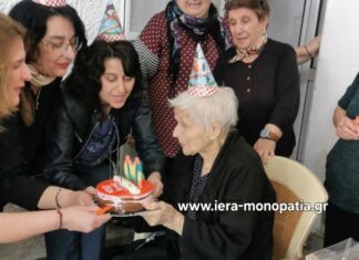 100 χρόνια ζωής! Η γιαγιά Θεοδώρα γιόρτασε έναν αιώνα με μια συγκινητική έκπληξη!