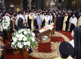 Σε λαϊκό προσκύνημα το σκήνωμα του μακαριστού Μητροπολίτη Άνθιμου (ΦΩΤΟ+BINTEO)