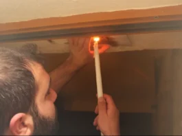 Γιατί σχηματίζουμε Σταυρό στο ανώφλι της πόρτας με τη λαμπάδα της Ανάστασης;