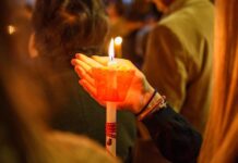 Γιατί κρατάμε λαμπάδες το βράδυ της Ανάστασης; – Τι συμβολίζουν;