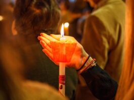 Γιατί κρατάμε λαμπάδες το βράδυ της Ανάστασης; – Τι συμβολίζουν;