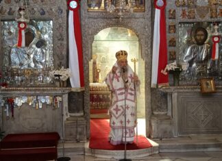 Αρχιερατική Θεία Λειτουργία στην Παναγία Εκατονταπυλιανή