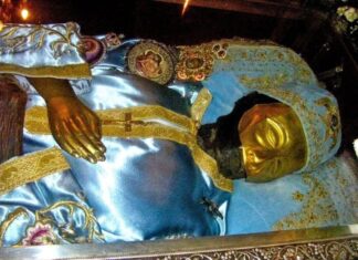 Άγιος Ιωάννης ο Ρώσος: «Η ευωδία του Ιερού Λειψάνου έχει πλημμυρίσει ολόκληρο το Ναό»