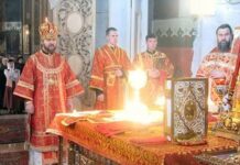 Ιερέας περικυκλώθηκε από Θεϊκή Φωτιά την ώρα που κρατούσε τα Τίμια Δώρα