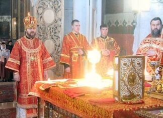 Ιερέας περικυκλώθηκε από Θεϊκή Φωτιά την ώρα που κρατούσε τα Τίμια Δώρα