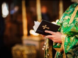 Με ποιον τρόπο πρέπει να χαιρετάμε έναν κληρικό;