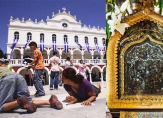 Μια ασθενής γιαγιά, πήγαινε στην Παναγία στην Τήνο κάθε χρόνο…