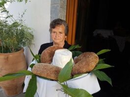 Γιατί γονατίζουμε την Κυριακή της Πεντηκοστής πάνω σε φύλλα καρυδιάς; – Ποιος είναι ο συμβολισμός;