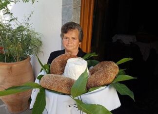 Γιατί γονατίζουμε την Κυριακή της Πεντηκοστής πάνω σε φύλλα καρυδιάς; – Ποιος είναι ο συμβολισμός;