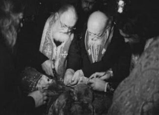 Το πρώτο άνοιγμα του φέρετρου του Αγίου Ιωάννη Μαξίμοβιτς (ΦΩΤΟ)