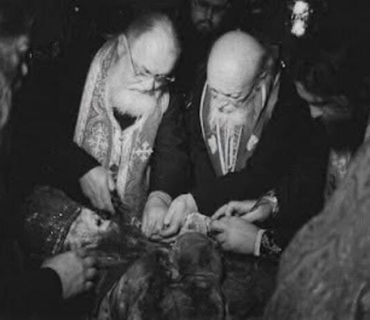 Το πρώτο άνοιγμα του φέρετρου του Αγίου Ιωάννη Μαξίμοβιτς (ΦΩΤΟ)
