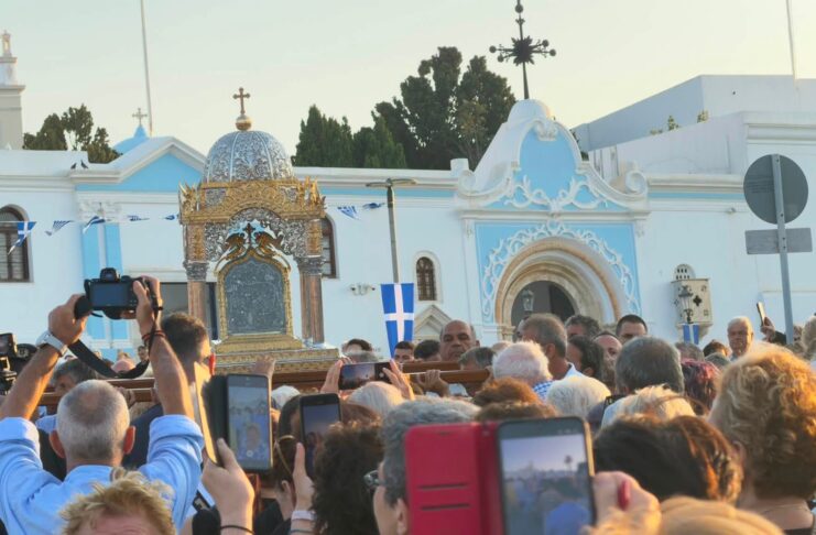 Στους δρόμους της Τήνου η Μεγαλόχαρη για την εορτή της Οσίας Πελαγίας
