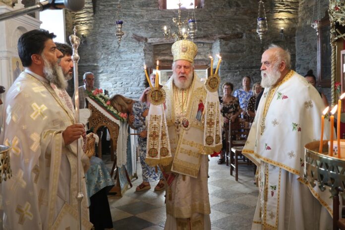 archieratiki-theia-leitourgia-stin-moni-tis-agias-eirinis-chrysovalantou-sta-apoikia-tis-androu-9