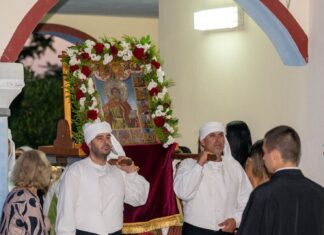 Πλήθος πιστών στη λιτανεία της Εικόνας και του Ιερού Λειψάνου του Αγίου Παντελεήμονος στη Λήμνο