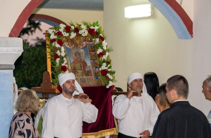Πλήθος πιστών στη λιτανεία της Εικόνας και του Ιερού Λειψάνου του Αγίου Παντελεήμονος στη Λήμνο