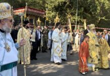 Κέρκυρα: Πλήθος πιστών στη λιτανεία του Ιερού Σκηνώματος του Αγίου Σπυρίδωνος