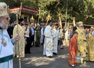 Κέρκυρα: Πλήθος πιστών στη λιτανεία του Ιερού Σκηνώματος του Αγίου Σπυρίδωνος