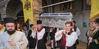 Βέροια: Πλήθος πιστών στη λιτάνευση των Ιερών Λειψάνων του Αγίου Αντωνίου
