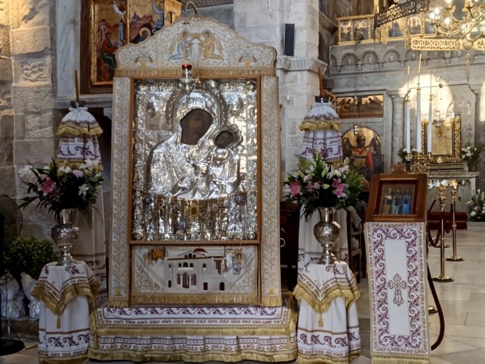 i-proti-paraklisi-stin-panagia-ekatontapyliani-parou-1