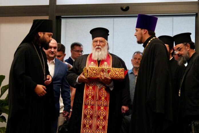 sti-rosia-o-mitropolitis-kerkyras-nektarios-me-ti-dexia-cheira-tou-agiou-spyridonos-1