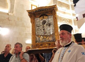 Πλήθος πιστών τίμησε την Παναγία Τουρλιανή στη Μύκονο