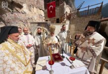 «Άναψε» ξανά η κανδήλα της Παναγίας Σουμελά: Θεία Λειτουργία στο ιστορικό μοναστήρι του Πόντου