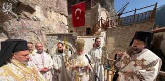 «Άναψε» ξανά η κανδήλα της Παναγίας Σουμελά: Θεία Λειτουργία στο ιστορικό μοναστήρι του Πόντου