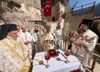 «Άναψε» ξανά η κανδήλα της Παναγίας Σουμελά: Θεία Λειτουργία στο ιστορικό μοναστήρι του Πόντου