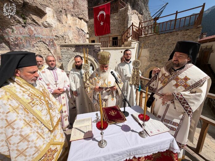 theia-leitourgia-apo-ton-mitropoliti-neapoleos-stin-panagia-soumela-tou-pontou-12