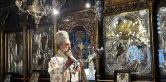 Αρχιερατική Θεία Λειτουργία στο Μεγαλοχώρι Θήρας από τον Μητροπολίτη Αμφιλόχιο